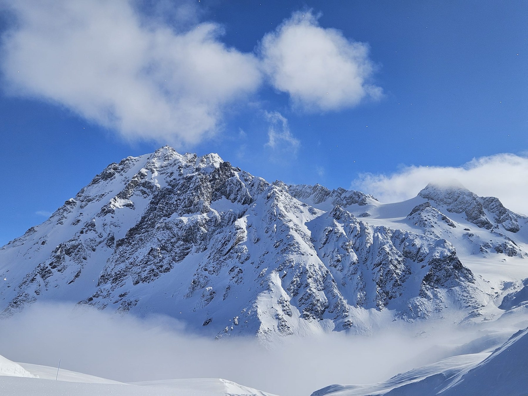 Massif de Péclet enneigé dans le domaine skiable de Val Thorens